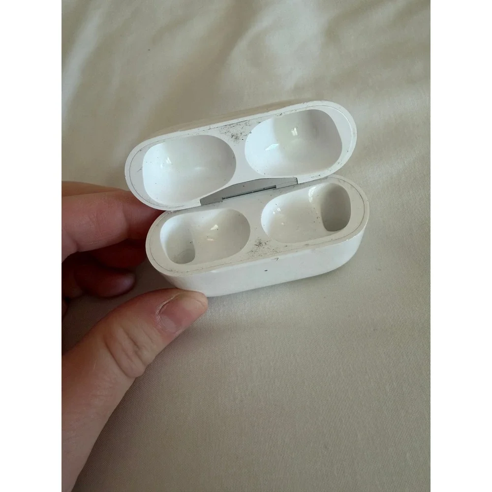 Apple AirPods Pro 2nd Gen Wireless Charging Case Only USB-C White A2968
